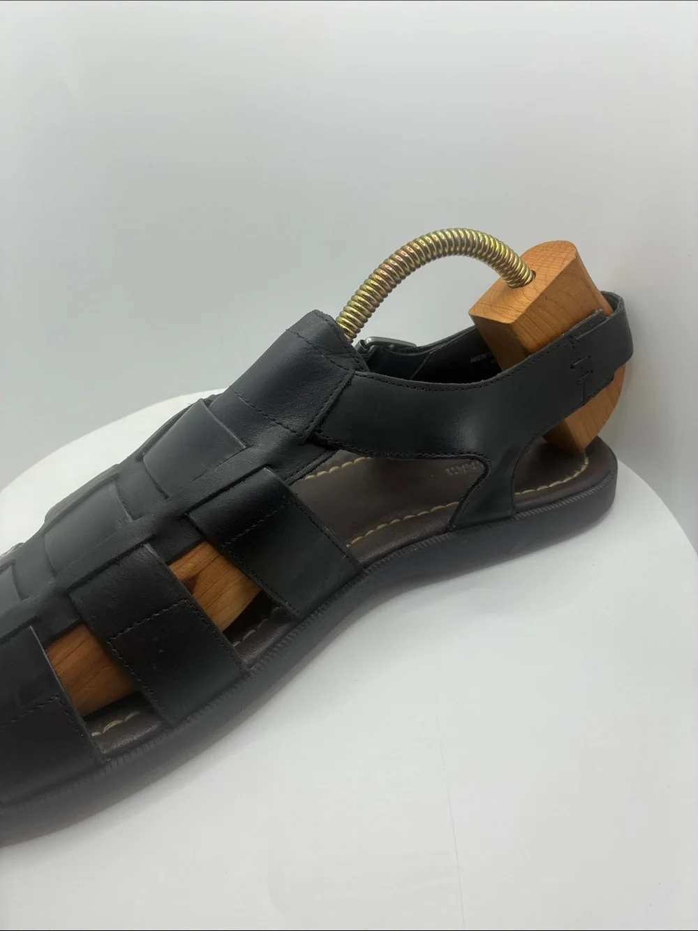 COLE HAAN MENS  LEATHER FISHERMAN SANDAL  GUN METAL BUCKLE DESIGN 9M